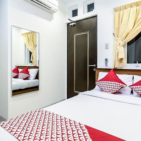 Oyo 294 Andrea Residence Syariah Медан Екстериор снимка
