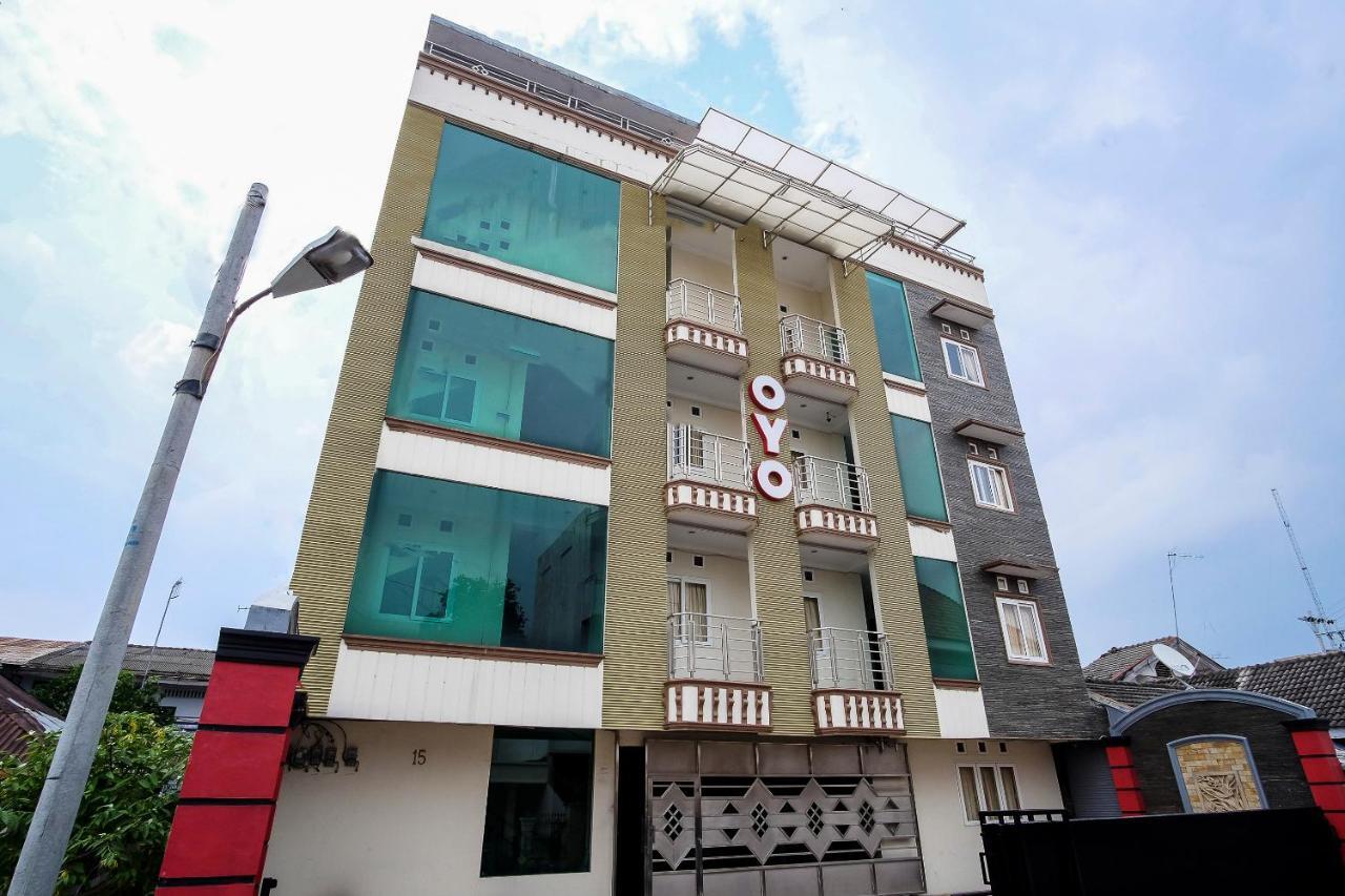 Oyo 294 Andrea Residence Syariah Медан Екстериор снимка